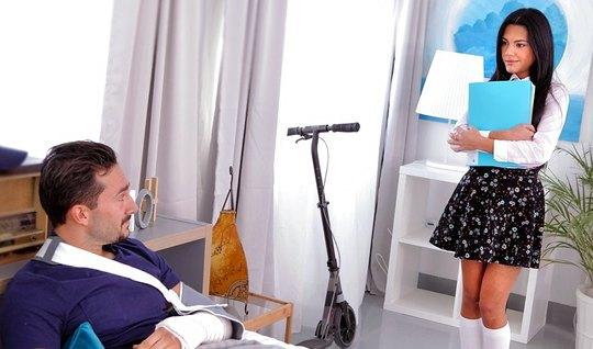 Брюнетка не снимая трусиков скачет на члене парня...