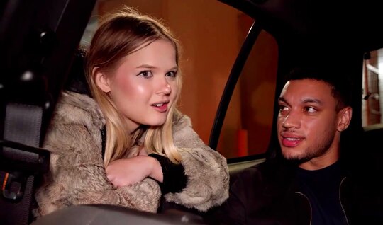 Молодая проститутка сосет крепкий член темнокожего парня...