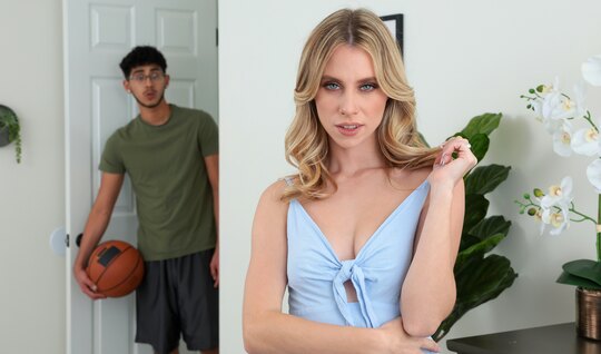 Блондинка с мокренькой киской не против секса со скромным пр...