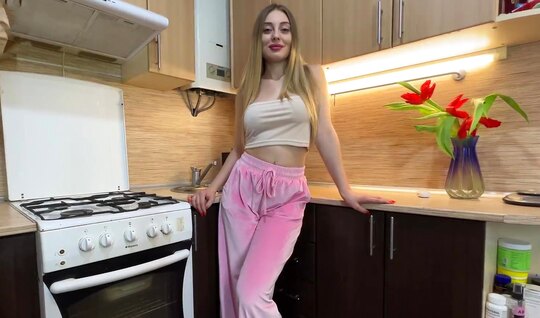 Русская блондинка повелась на член своего нового соседа