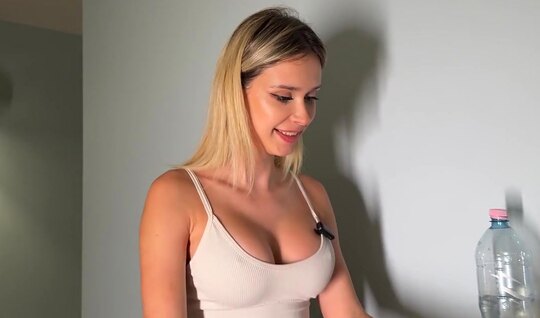 Sports beauty in leggings is ready for hot sex training...